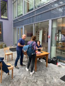 Team PinkRoccade GGZ in gesprek met behandelaren bij GGZ inGeest